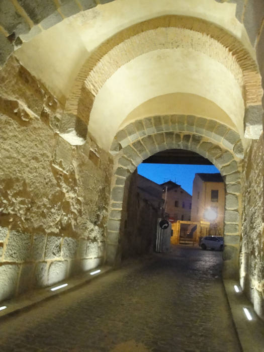 Iluminación puerta San Andrés, muralla de Segovia, Ear arquitectura Ear arquitectura Espacios comerciales