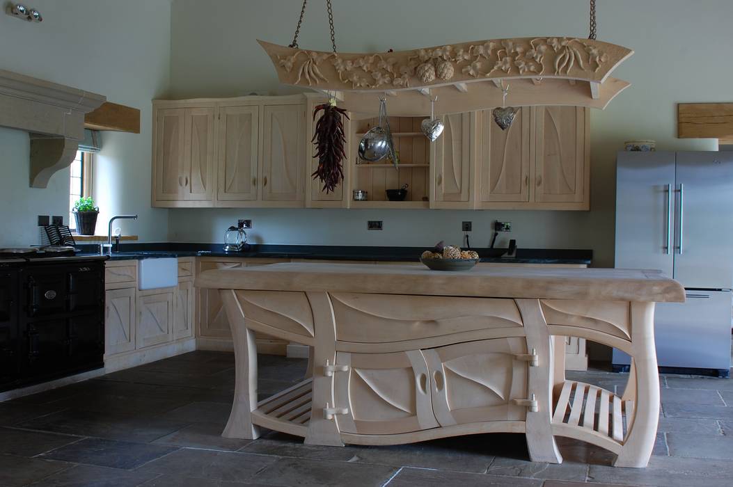 Manor house sculptural kitchen, Carved Wood Design Bespoke Kitchens. Carved Wood Design Bespoke Kitchens. مطبخ رفوف وأدراج