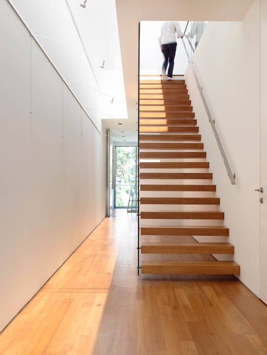 Bridge Over Water, HYLA Architects HYLA Architects Modern corridor, hallway & stairs