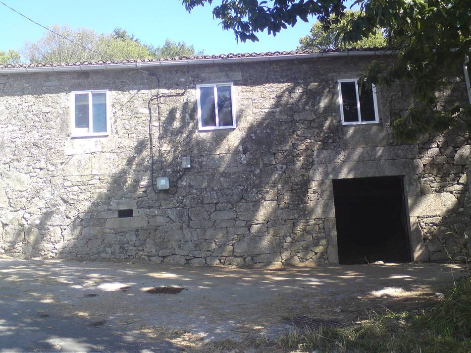 Fachada antes de la obra Adro Construcciones Casas de estilo rural Planta,Edificio,Ventana,Cielo,Accesorio,Árbol,casa,Puerta,Fachada,Paisaje