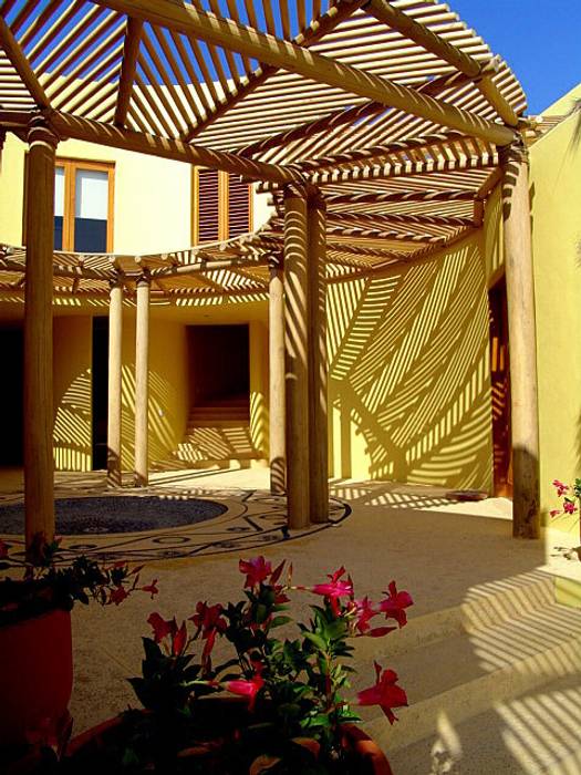 TERRAZA CENTRAL, Casa Caracol, Punta Tortugas; BR Arquitectos. BR ARQUITECTOS Jardines de estilo tropical Pérgolas, toldos e invernaderos