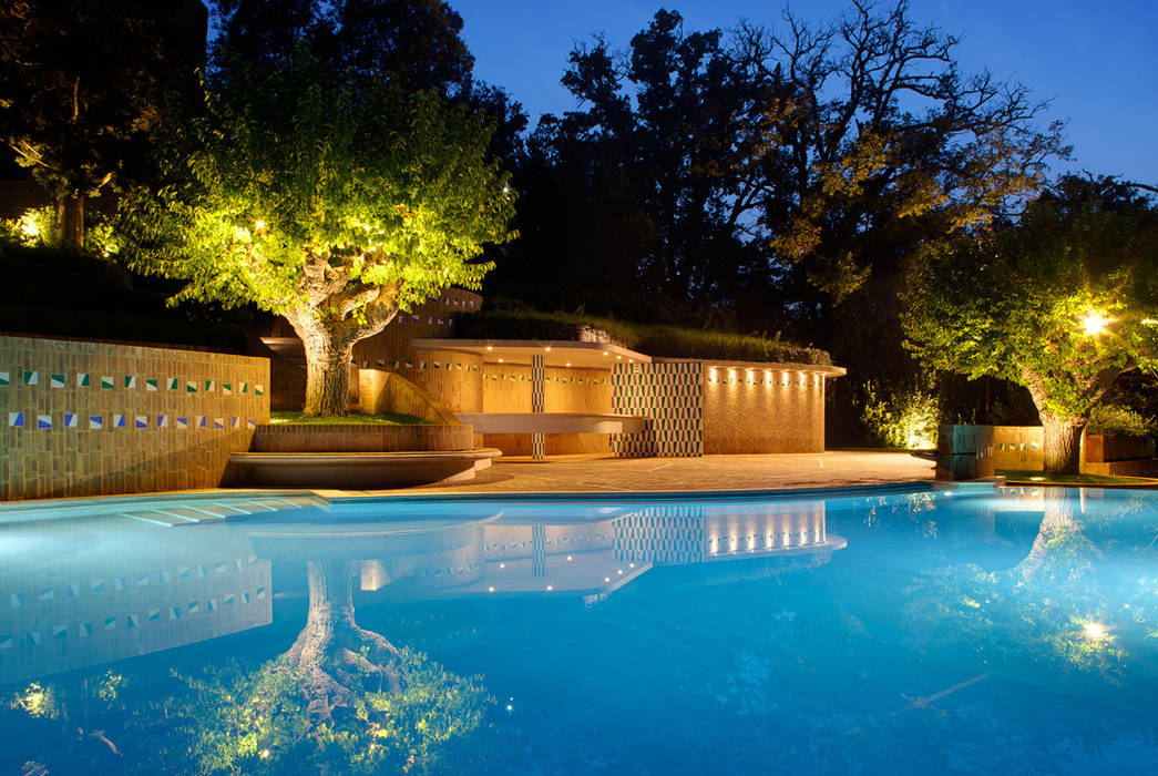 LA PISCINA DEL CASTELLO DI MONTERADO RECUPERO DEL COMPLESSO MONUMENTALE DEL CASTELLO DI MONTERADO A DIMORA STORICA cpiua ceccarelli associati Piscina in stile mediterraneo Piscine