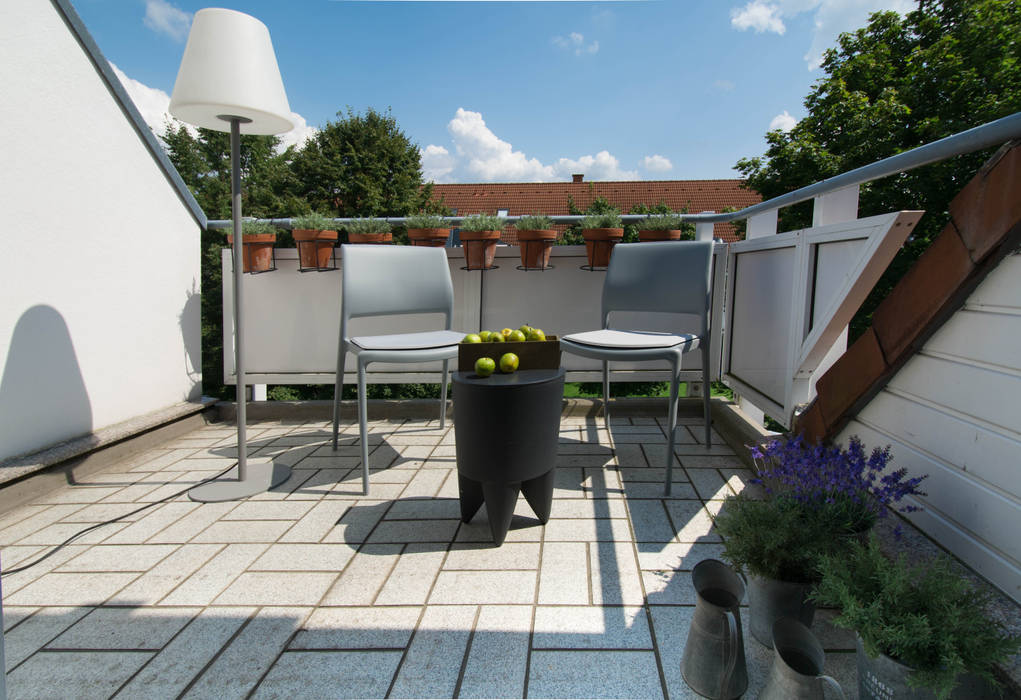 Balkon: modern von Luna Homestaging,Modern Himmel,Wolke,Pflanze,Blumentopf,Innenarchitektur,Gartenmöbel,Schatten,Tabelle,Urban design,Biom