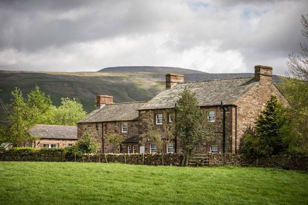 A Gorgeous and Secluded Farm House in the Eden Valley, Linda Joseph Kitchens & Interiors Linda Joseph Kitchens & Interiors Espaços comerciais