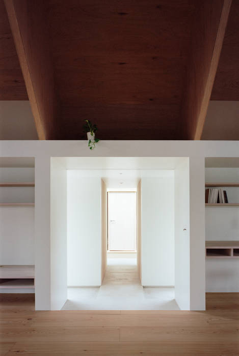Koyanosumika, ma-style architects ma-style architects Minimalistyczny korytarz, przedpokój i schody