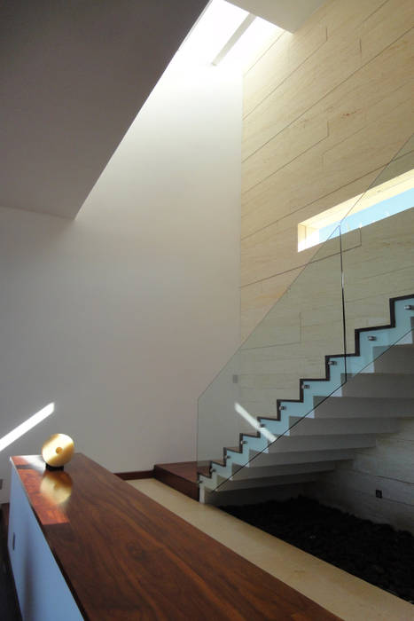 Casa DV, ze|arquitectura ze|arquitectura Pasillos, vestíbulos y escaleras modernos