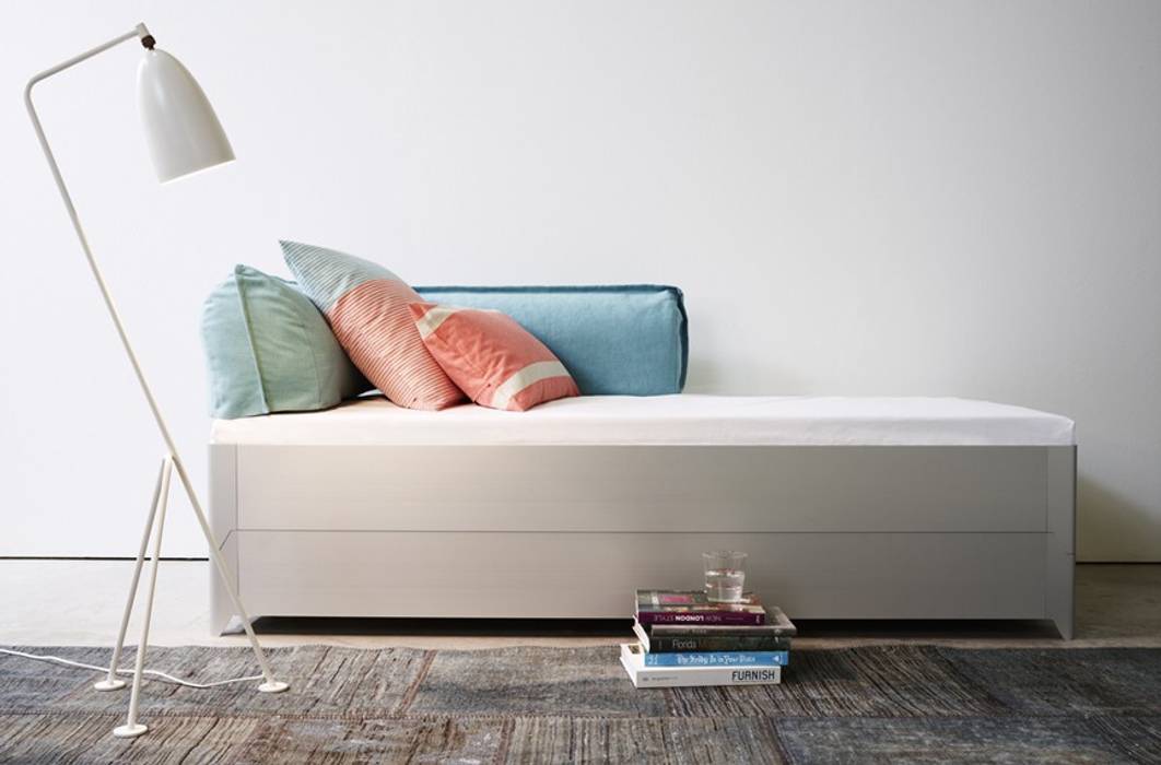 toro bed for more möbel, gil coste design gil coste design Cuartos de estilo moderno Camas y cabeceras