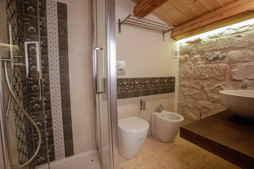 Casa Salina: Un antico caseggiato rurale risalente alla fine dell'800, Viviana Pitrolo architetto Viviana Pitrolo architetto Country style bathroom