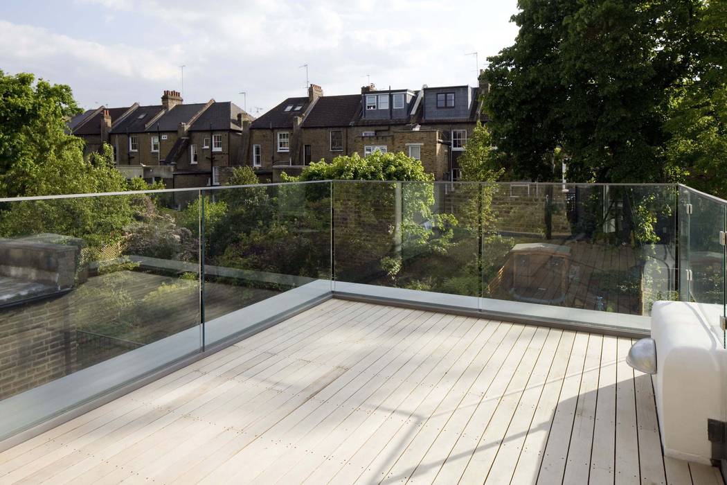 Huddleston Road, Sam Tisdall Architects LLP Sam Tisdall Architects LLP Modern balcony, veranda & terrace