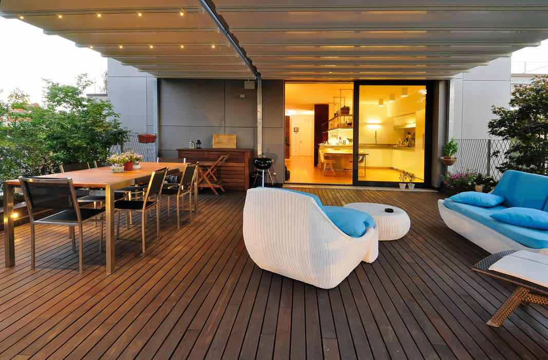 +studi: terrazza attico L+S +studi Balcone, Veranda & Terrazza in stile moderno