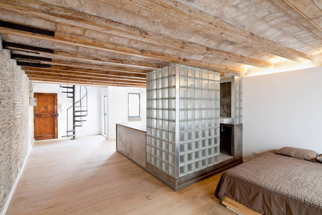 FLAT FOR A PHOTOGRAPHER, Alex Gasca, architects. Alex Gasca, architects. الممر الأبيض، الرواق، أيضا، درج