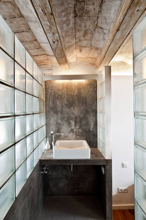 FLAT FOR A PHOTOGRAPHER, Alex Gasca, architects. Alex Gasca, architects. Bagno in stile mediterraneo