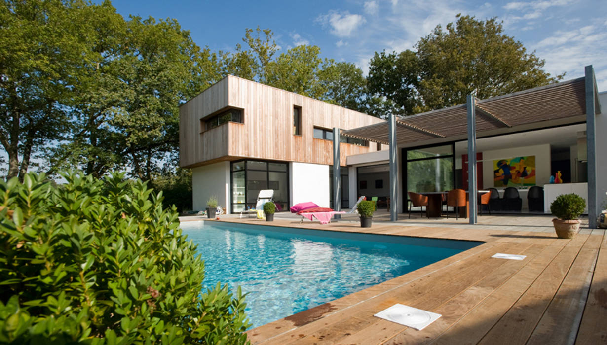 MAISON DANS LES ARBRES ATELIER D'ARCHITECTURE ET D'URBANISME MARTIAL Maisons modernes L&#39;eau,Plante,Ciel,Nuage,Immeuble,Propriété,Piscine,Arbre,Fenêtre,Ombre