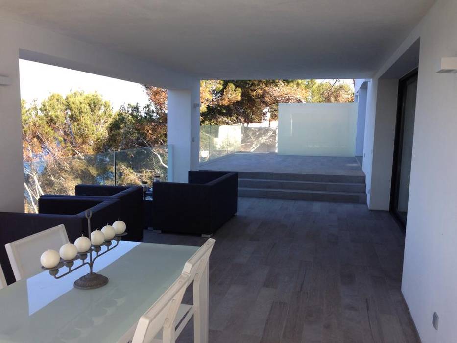 Reforma y ampliación de una vivienda unifamiliar en Ibiza, Ivan Torres Architects Ivan Torres Architects ระเบียง, นอกชาน