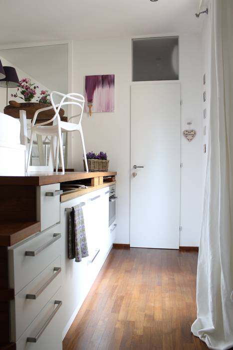 Mini Loft Arch. Silvana Citterio Cucina moderna cucina,cucina piccola,mini appartamento,mini loft,sedie kartell
