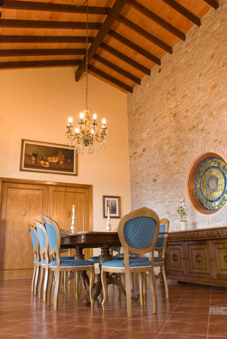 Casa Toscana em Serra Negra, Tikkanen arquitetura Tikkanen arquitetura Salas de jantar campestres