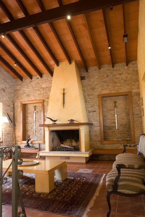 Casa Toscana em Serra Negra, Tikkanen arquitetura Tikkanen arquitetura Ruang Keluarga Gaya Country