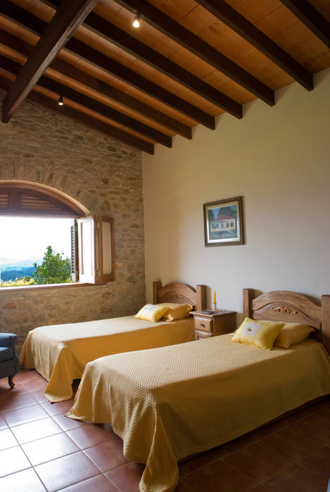 Casa Toscana em Serra Negra, Tikkanen arquitetura Tikkanen arquitetura Country style bedroom