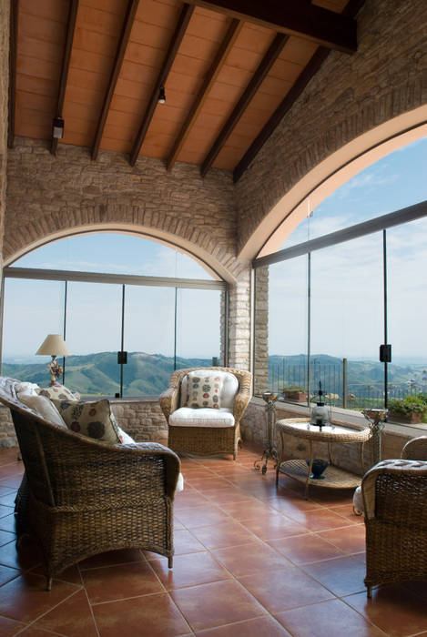 Casa Toscana em Serra Negra, Tikkanen arquitetura Tikkanen arquitetura Balkon, Beranda & Teras Gaya Country