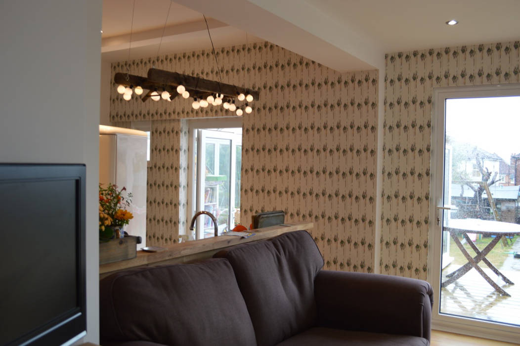 'Undulating Feather' bespoke wallpaper in Hampshire home Rachel Reynolds Dinding & Lantai Gaya Eklektik