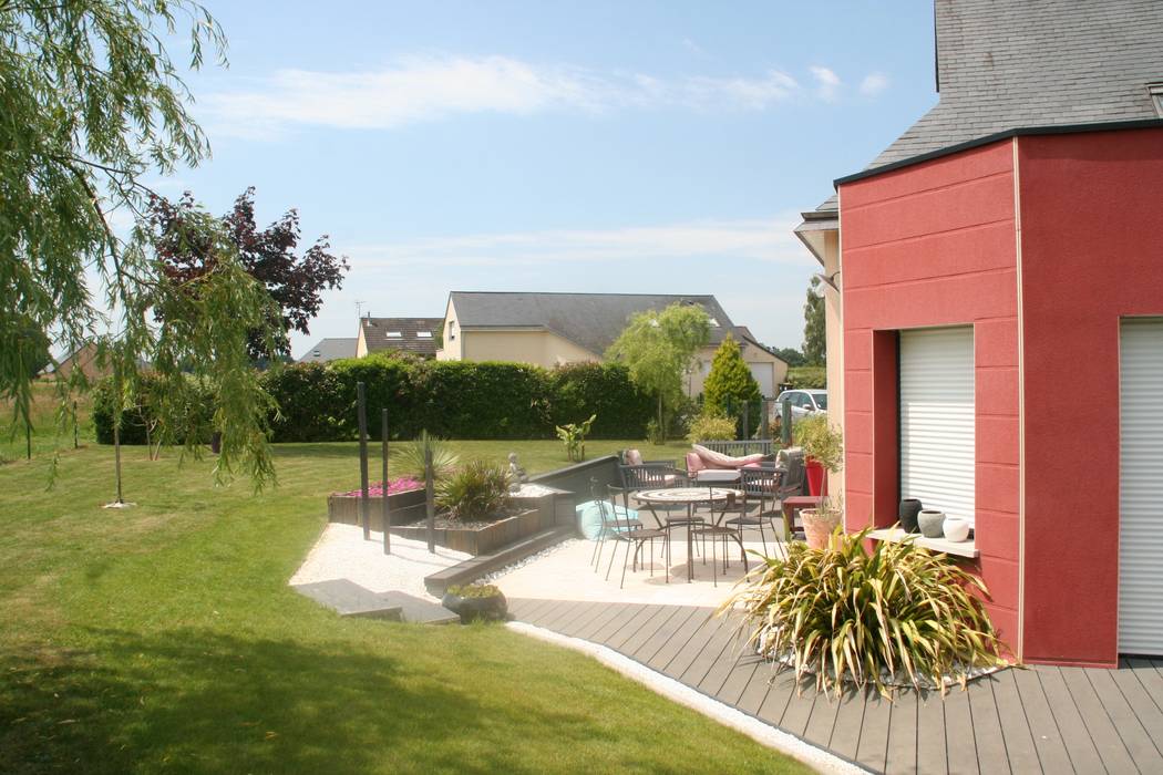 Création d’un univers contemporain intégrant une terrasse mixte, travertin de marbre blanc et bois composite gris anthracite, un parterre en palis d’ardoise avec éclairage et fontaine, EURL OLIVIER DUBOIS EURL OLIVIER DUBOIS Modern Bahçe