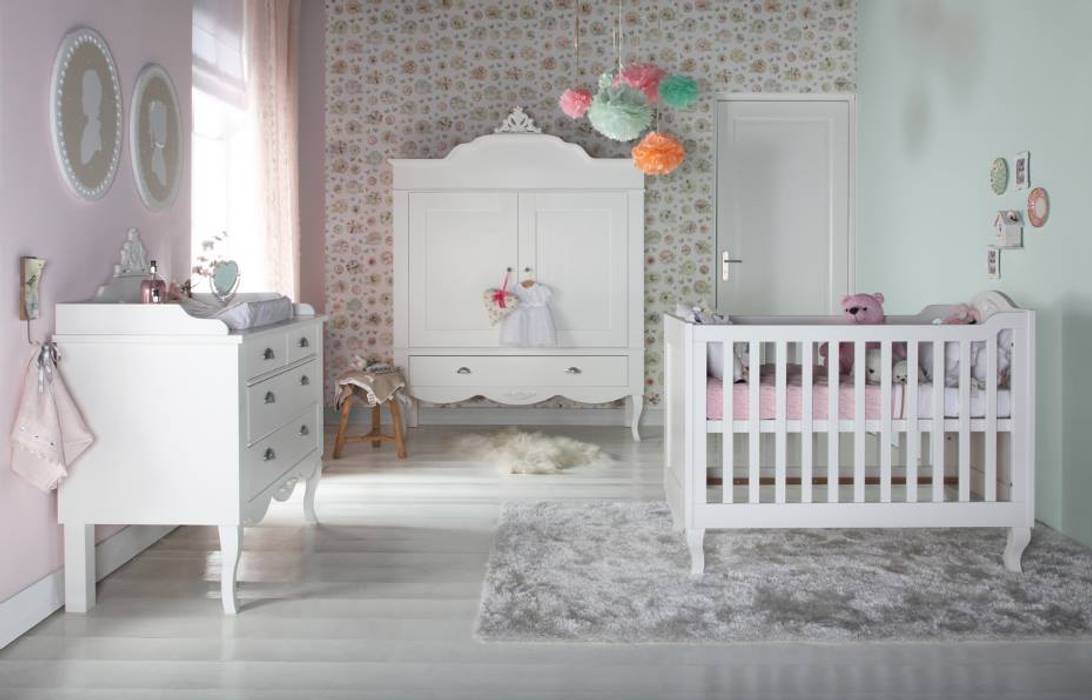 Romance Nursery Furniture Set Adorable Tots Dormitorios infantiles de estilo ecléctico Camas y cunas