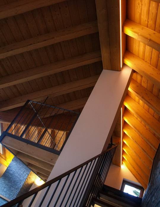 chalet in Chamois, Aosta Valley, Alps, enrico girardi architetto enrico girardi architetto Rustic style dining room