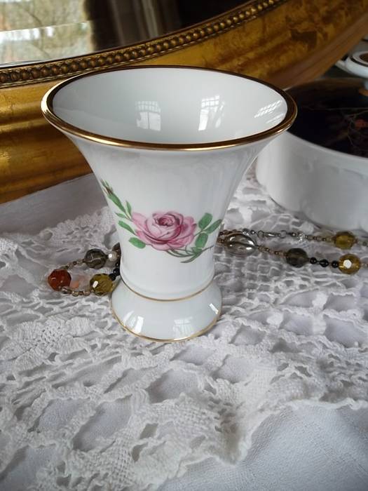 elegante kleine Vase Porzellanmanufaktur Fürstenberg rote Rose Goldrand homify Wohnzimmer im Landhausstil Accessoires und Dekoration