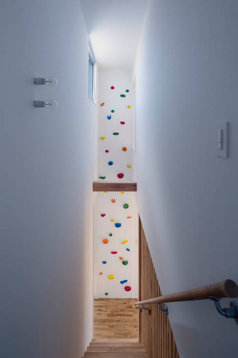 homify Minimalist corridor, hallway & stairs