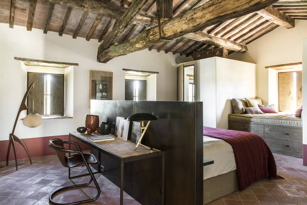 Une Villa Qui a des Inspirations Italienne: Toscane, dmesure dmesure 지중해스타일 침실