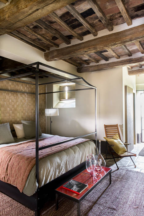 Une Villa Qui a des Inspirations Italienne: Toscane, dmesure dmesure Mediterranean style bedroom