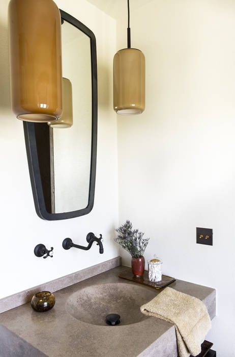 Une Villa Qui a des Inspirations Italienne: Toscane, dmesure dmesure Mediterranean style bathrooms