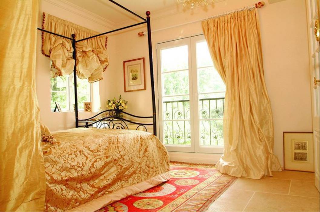 Master bedroom Oui3 International Limited Colonial style houses