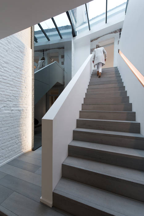 Habitation Privée Vieux-Lille, mayelle architecture intérieur design mayelle architecture intérieur design Modern corridor, hallway & stairs