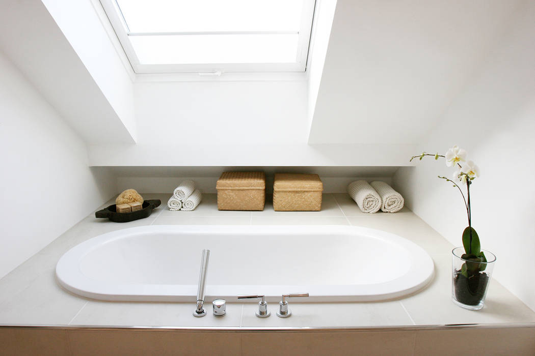 Badewanne In Der Dachschrage Minimalistische Badezimmer Von Eva