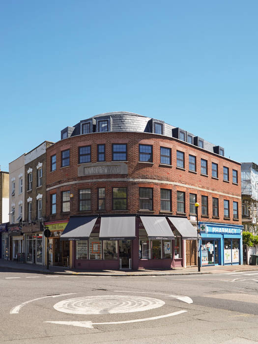 The Kingsway Storeys - Addition of two new floors to an existing two storey building IS AND REN STUDIOS LTD Maisons classiques