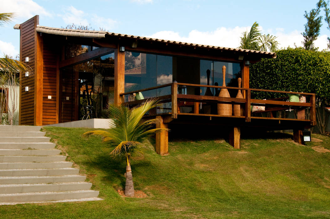 CASA COM VIDRO E MADEIRA, NATALIE TRAMONTINI ARQUITETURA E INTERIORES NATALIE TRAMONTINI ARQUITETURA E INTERIORES Casas campestres Plantar,Nuvem,Construção,Céu,Propriedade,Sombra,Árvore,Lote de terra,casa,Cabana