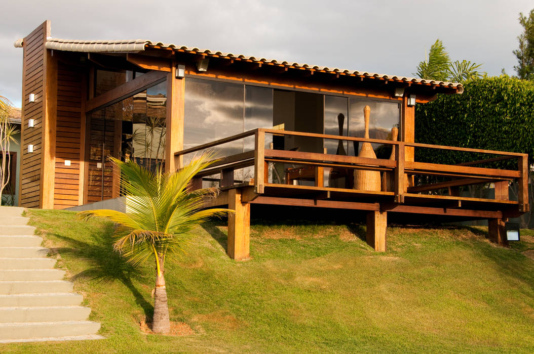 CASA COM VIDRO E MADEIRA, NATALIE TRAMONTINI ARQUITETURA E INTERIORES NATALIE TRAMONTINI ARQUITETURA E INTERIORES منازل