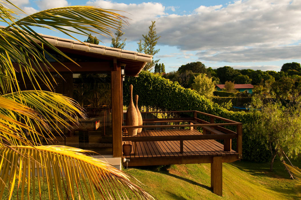 CASA COM VIDRO E MADEIRA, NATALIE TRAMONTINI ARQUITETURA E INTERIORES NATALIE TRAMONTINI ARQUITETURA E INTERIORES Country style house