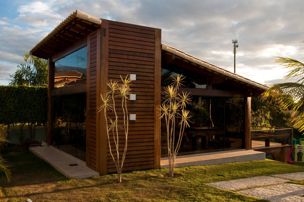 CASA COM VIDRO E MADEIRA, NATALIE TRAMONTINI ARQUITETURA E INTERIORES NATALIE TRAMONTINI ARQUITETURA E INTERIORES Rumah Gaya Country