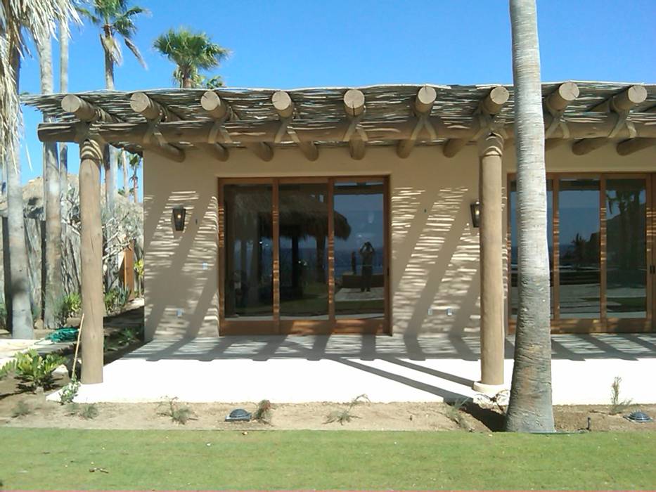 Casa vacacional en Los Cabos, Multivi Multivi Puertas y ventanas de estilo tropical