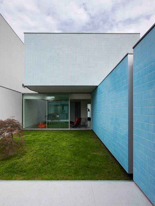 Casa Ricardo Pinto, CORREIA/RAGAZZI ARQUITECTOS CORREIA/RAGAZZI ARQUITECTOS Taman Modern