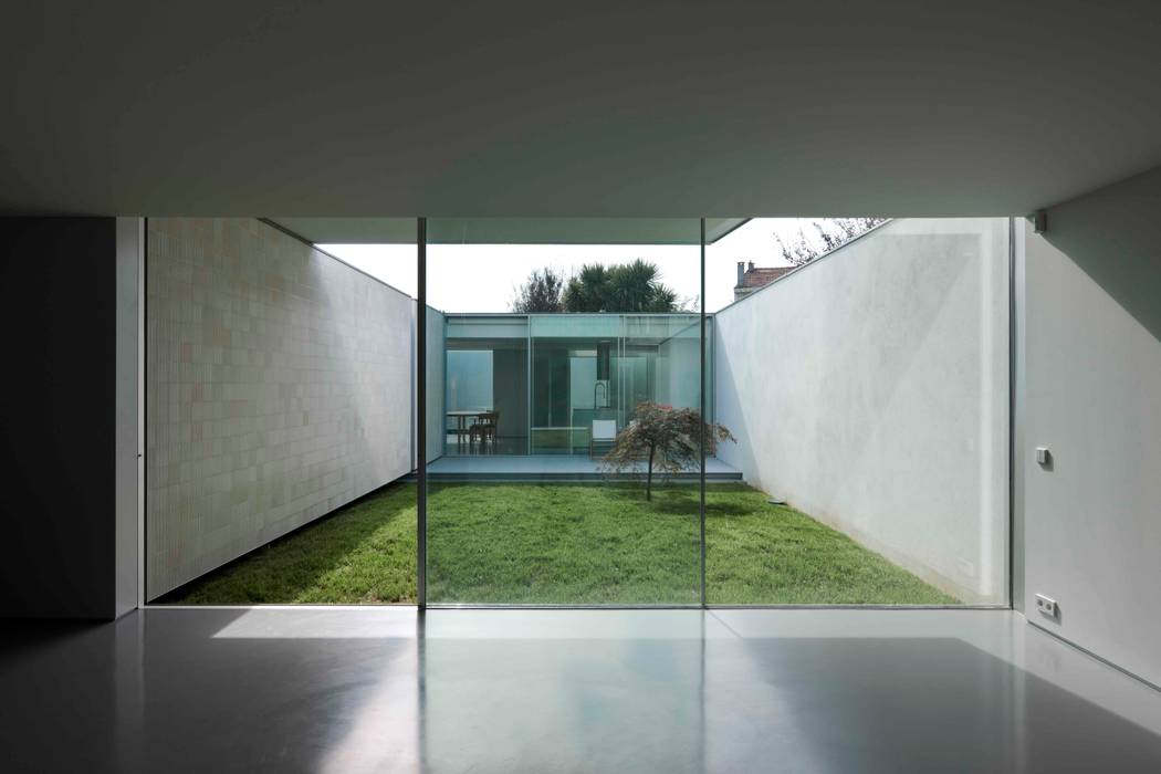 Casa Ricardo Pinto, CORREIA/RAGAZZI ARQUITECTOS CORREIA/RAGAZZI ARQUITECTOS Janelas e portas modernas Plantar,Luminária,Retângulo,Janela,Sombra,Construção,Chão,Madeira,Pisos,Árvore