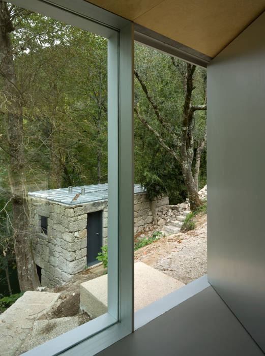 Casa no Gerês, CORREIA/RAGAZZI ARQUITECTOS CORREIA/RAGAZZI ARQUITECTOS Janelas e portas modernas