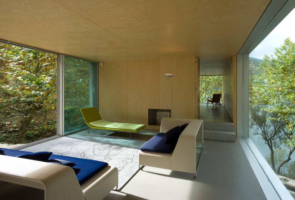 Casa no Gerês, CORREIA/RAGAZZI ARQUITECTOS CORREIA/RAGAZZI ARQUITECTOS Modern Living Room