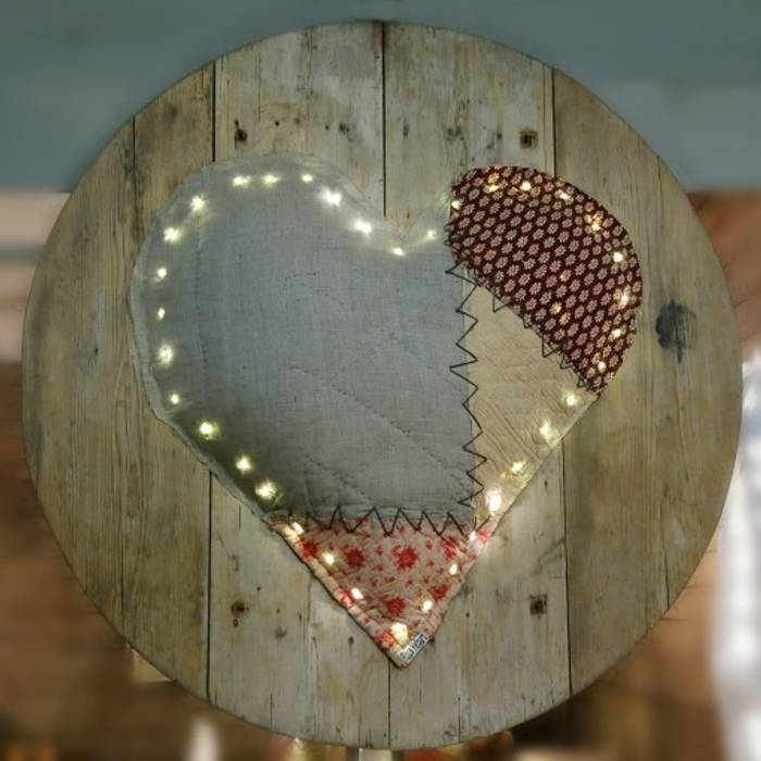 Coeur cousu en boutis aciens sur cadre en bois ancien de 1m30 de diamètre, ANTONIN Liliane ANTONIN Liliane Więcej pomieszczeń Wyroby artystyczne
