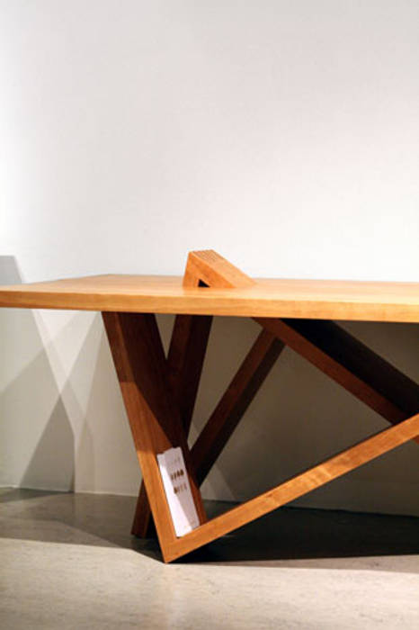 Structure of leg as storage shelves of the Mountain range_Table Y.G.Park Wood Studio [박연규 우드스튜디오] 모던스타일 다이닝 룸 테이블