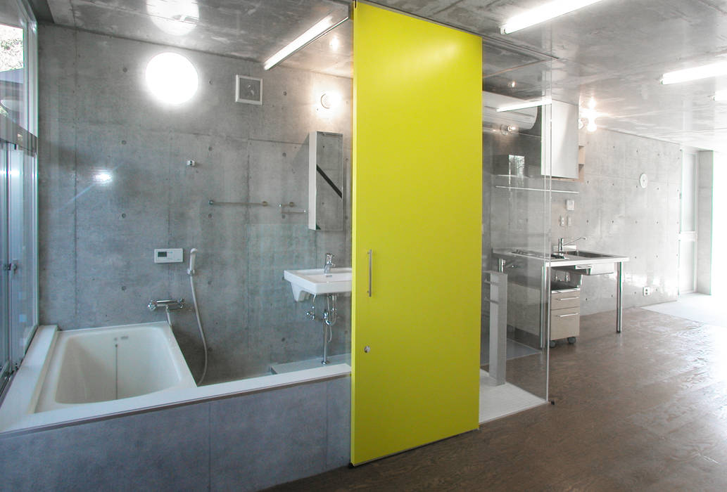 緑に囲まれたステージ ユミラ建築設計室 モダンスタイルの お風呂