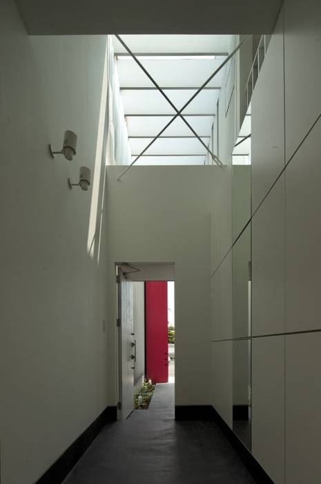 松原の黒い家, eu建築設計 eu建築設計 Modern corridor, hallway & stairs