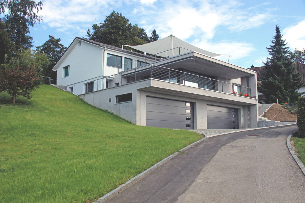 Anbau einer Einliegerwohnung, Schweizer Architekten HTl/STV Schweizer Architekten HTl/STV Balcon, Veranda & Terrasse modernes